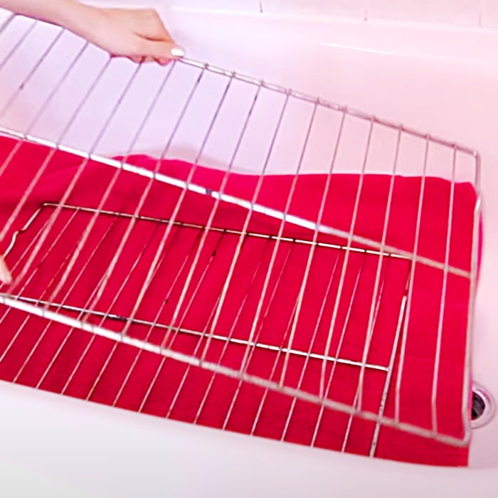 How To Clean Oven Racks - Clean Oven Racks In The Bathtub - Clean Oven Racks With Laundry Soap -DIY Cleaning Hacks