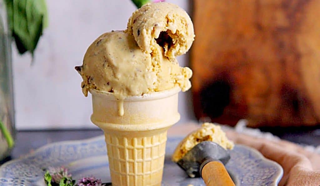 Homemade Butter Pecan Recipe - Easy Homemade Ice Cream _ Easy Dessert Ideas