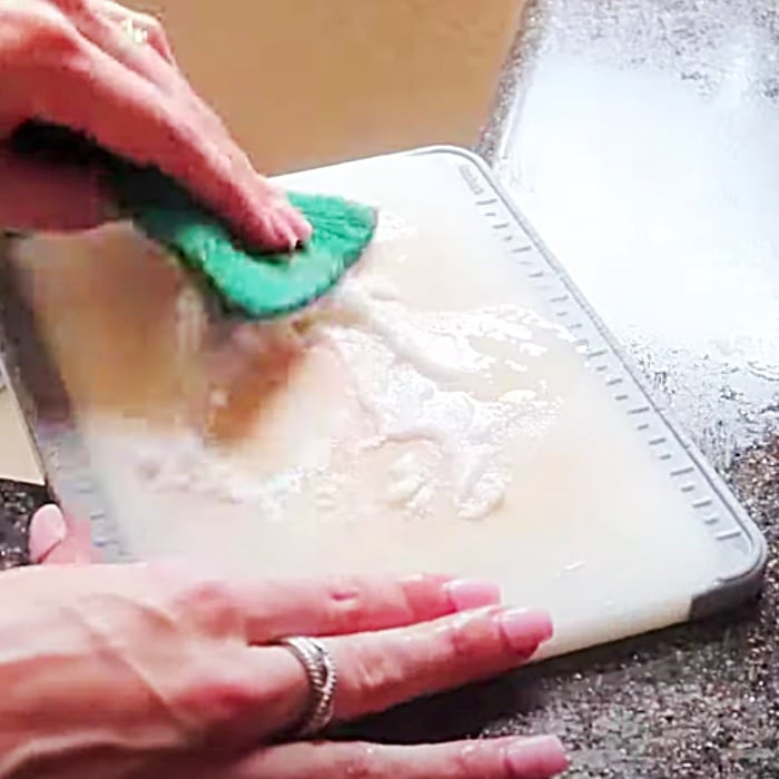 How To Clean A Plastic Cutting Board - Kitchen Hacks - Cleaning Hacks - Easy Kitchen Hacks - Cleaning Tips - All Natural Home Cleaners