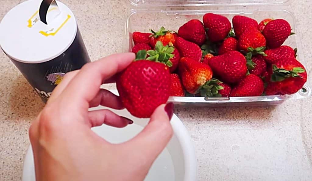 How To Clean Strawberries With Salt - Easy Way To Clean Produce - How To Check Produce For Parasites - Vinegar Hacks - Fruit Handling - Food Safety