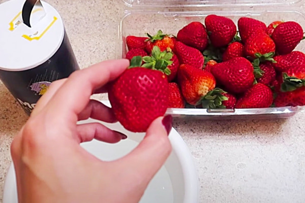 How To Clean Strawberries With Salt - Easy Way To Clean Produce - How To Check Produce For Parasites - Vinegar Hacks - Fruit Handling - Food Safety