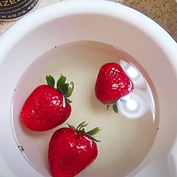 How To Clean Strawberries With Salt - Easy Way To Clean Produce - How To Check Produce For Parasites - Vinegar Hacks - Fruit Handling - Food Safety