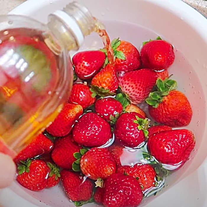 How To Clean Strawberries With Salt - Easy Way To Clean Produce - How To Check Produce For Parasites - Vinegar Hacks - Fruit Handling - Food Safety 