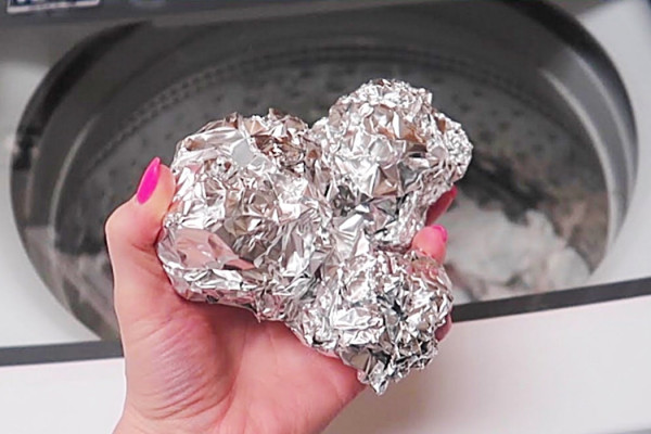 How To Use Foil In The Laundry - Why You Should Use Foil In The Washing Machine - Easy Cleaning Hacks - Laundry Hacks - How To Get Rid Of Static Cling In Clothing