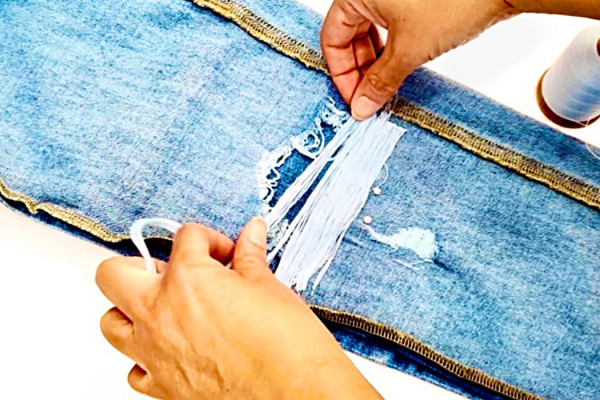 How To Make A Thread Jean Patch - Tread Technique Decorative Jean Patch - Sew Your Jeans - DIY Fashion Ideas
