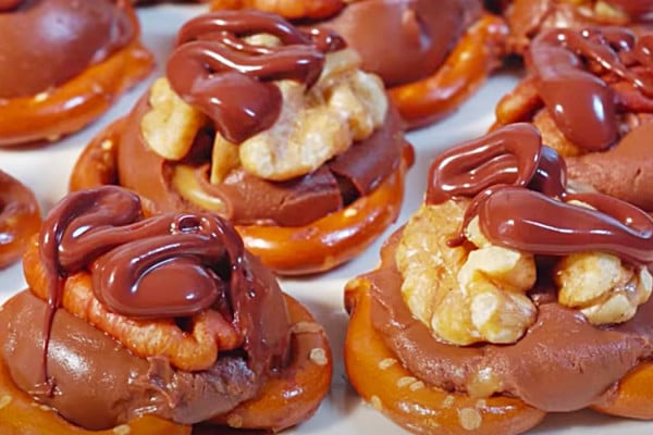 How To Make Rolo Pretzel Turtles - Rolo Turtles Recipe - Easy Candy ideas - Homemade Candy Recipe