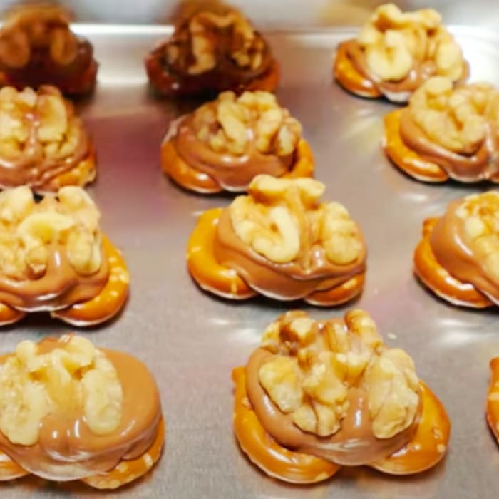 How To Make Rolo Pretzel Turtles - Rolo Turtles Recipe - Easy Candy ideas - Homemade Candy Recipe