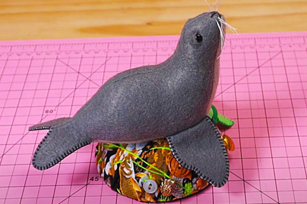 How To Make A Seal Pincushion - Easy DIY Pincushion - Easy Felt Project