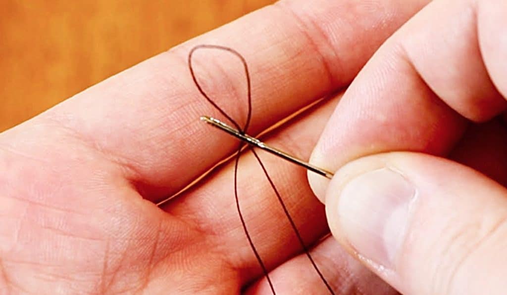 How To Easily Thread A Needle - Needle Threading Hack - Sewing Hacks