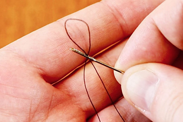 How To Easily Thread A Needle - Needle Threading Hack - Sewing Hacks