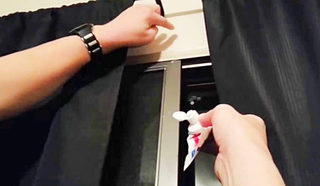 Easy Way To Fix Holes In A Wall - Fix A Wall From With Toothpaste - How To Use Toothpaste To Fix A Wall Hole