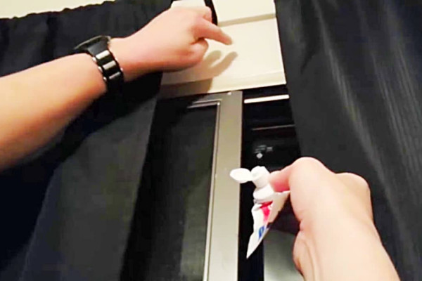Easy Way To Fix Holes In A Wall - Fix A Wall From With Toothpaste - How To Use Toothpaste To Fix A Wall Hole