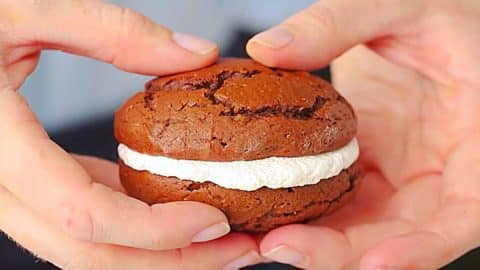 Copycat Chocolate Whoopie Pies Recipe | DIY Joy Projects and Crafts Ideas