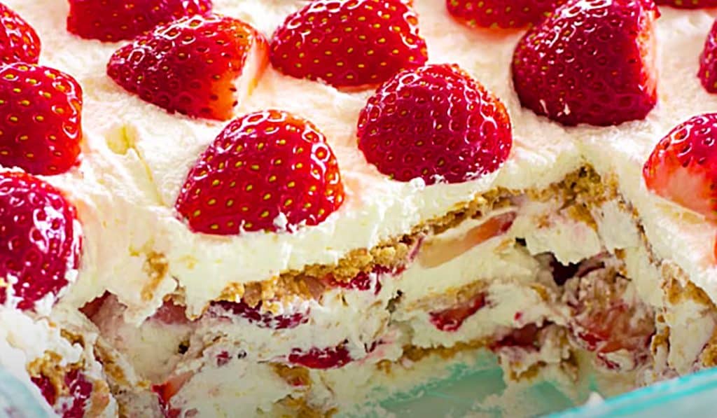 Strawberry Icebox Cake - Dessert Lasagna - No bake Cream Cake