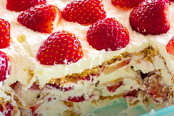 Strawberry Icebox Cake - Dessert Lasagna - No bake Cream Cake