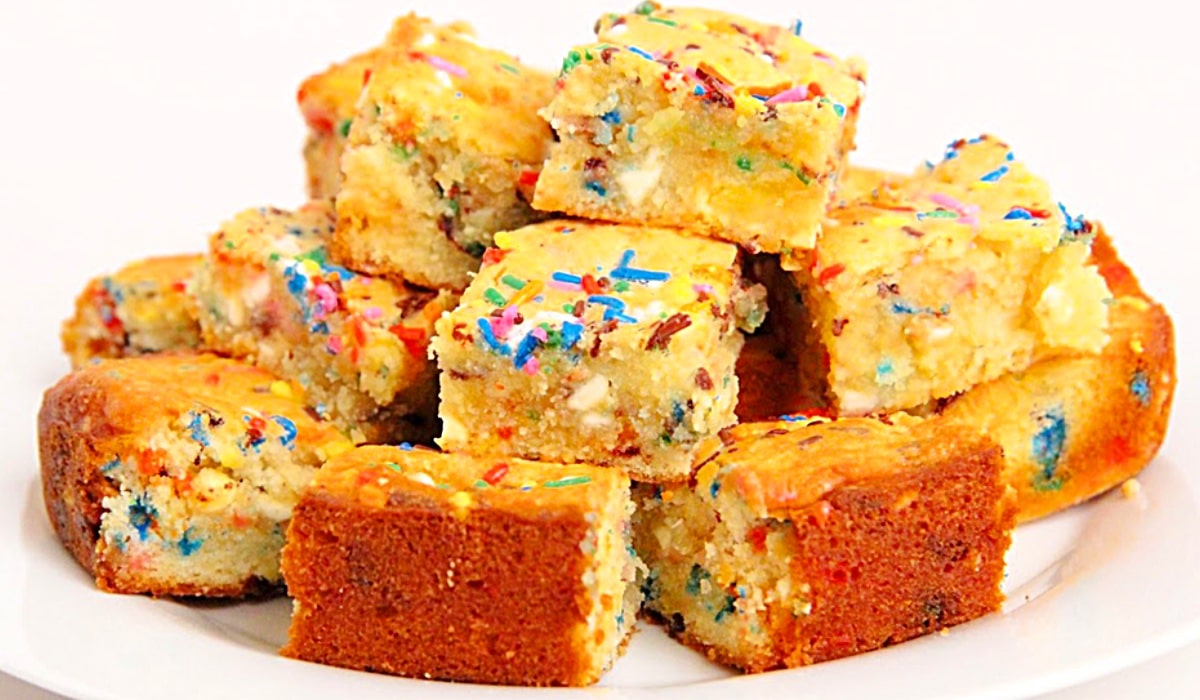 Confetti Blondies Recipe | DIY Joy Projects and Crafts Ideas