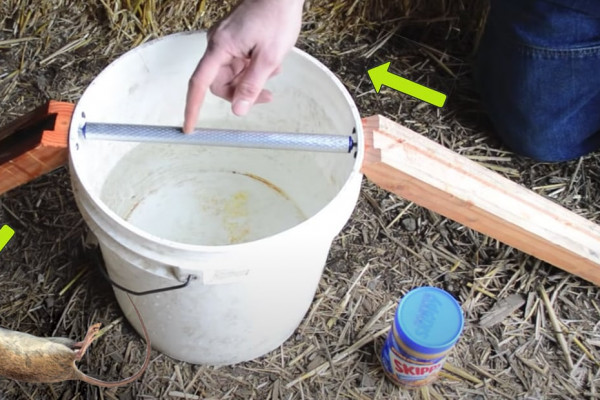 DIY Mouse Trap Bucket With Peanut Butter Covered Spinning Log - How to Catch Rats With Peanut Butter