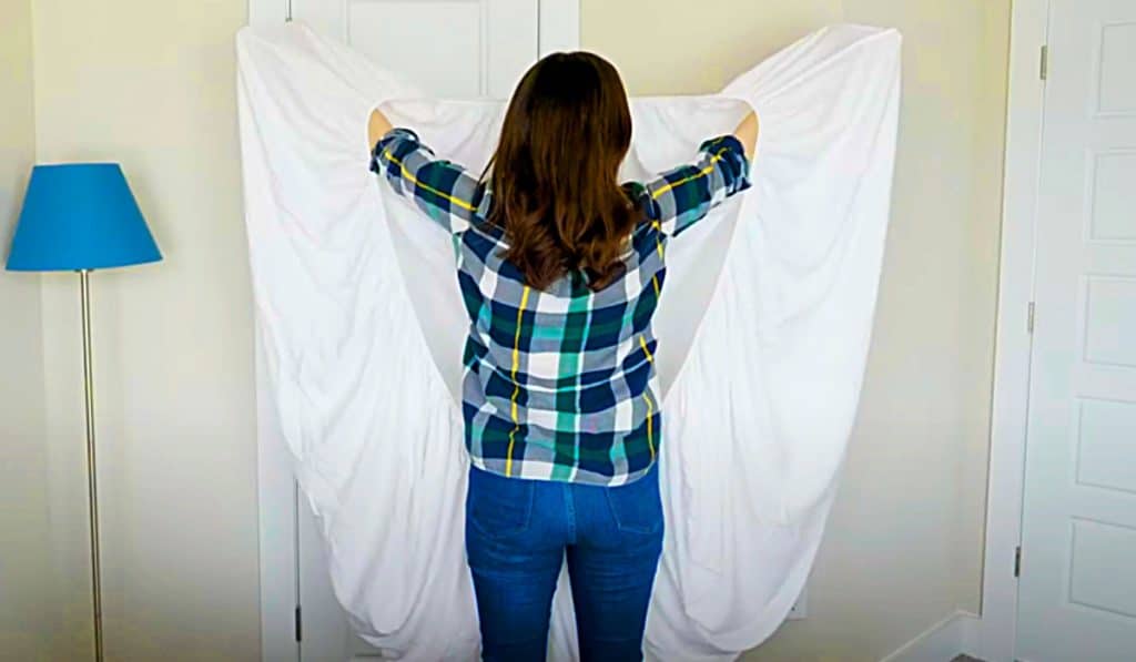How To Fold A Fitted Sheet - Easy Way To Fold A Fitted Sheet - Easy Folding Hacks