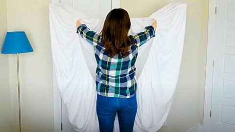Hack For Properly Folding A Fitted Sheet | DIY Joy Projects and Crafts Ideas