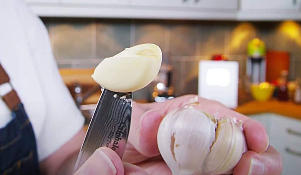 Easy Way To Peel Garlic - Food Hacks - Easy Garlic Hack - Fast Garlic Peeling Idea