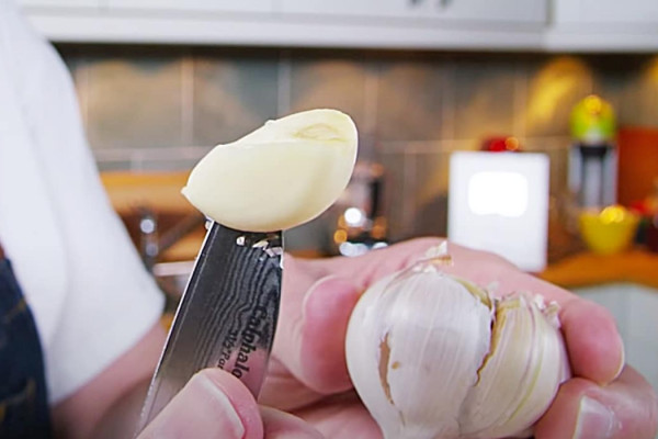 Easy Way To Peel Garlic - Food Hacks - Easy Garlic Hack - Fast Garlic Peeling Idea
