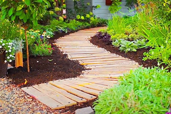 How To Make A Pallet Walkway - DIY Walkway - Easy Pallet Projects