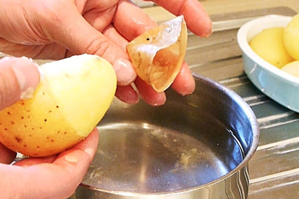 Easy Potato Peeling Hack - How To Peel Potatoes - Easy Food Hacks