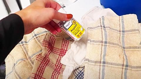 How To Whiten Clothes With An Aspirin | DIY Joy Projects and Crafts Ideas