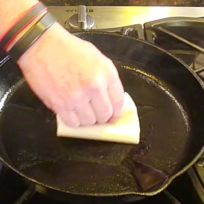 Make A Cast-Iron Skillet Perform Like Teflon - DIY Joy