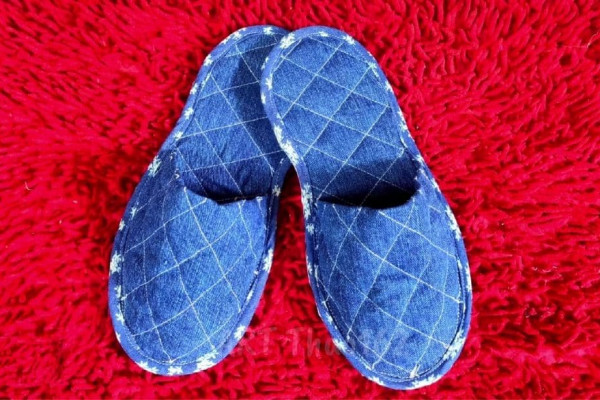 How to Make Slippers From Old Jeans