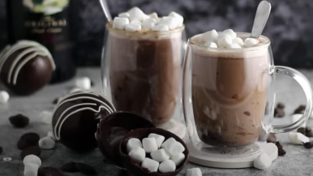 How To Make Bailey’s Hot Chocolate Bombs | DIY Joy Projects and Crafts Ideas