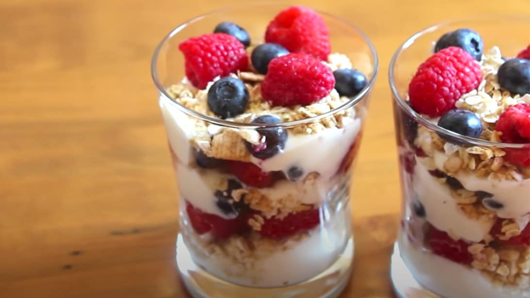 How to Make Fruit, Granola, and Yogurt Parfaits | DIY Joy Projects and Crafts Ideas