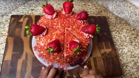 Easy Strawberry Crunch Cake Recipe | DIY Joy Projects and Crafts Ideas