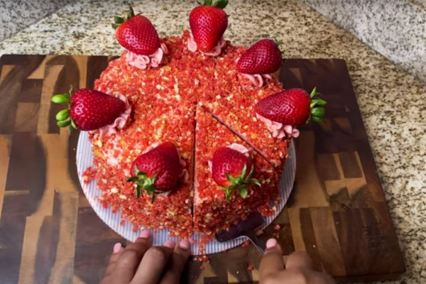 easy strawberry crunch cake recipe