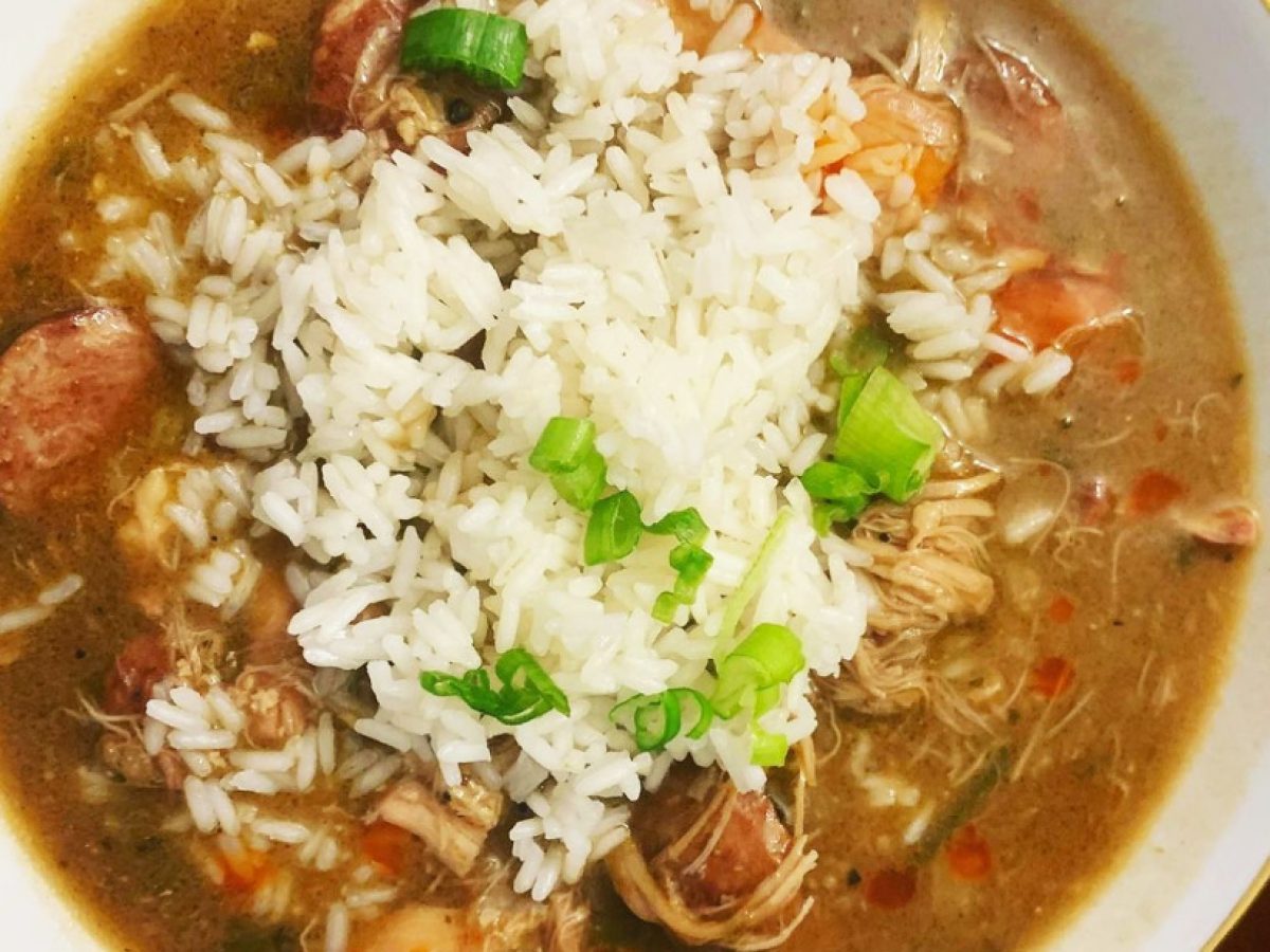 https://diyjoy.com/wp-content/uploads/2022/01/chicken-and-sausage-gumbo-recipe-1200x900.jpg