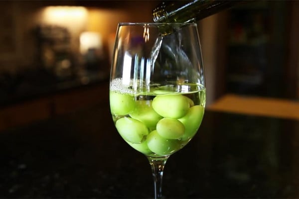 diy hack chill wine with frozen grapes