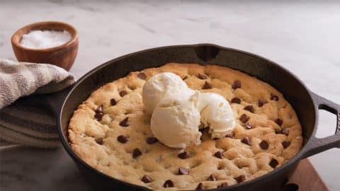 How to Make an Easy Skillet Chocolate Chip Cookie | DIY Joy Projects and Crafts Ideas