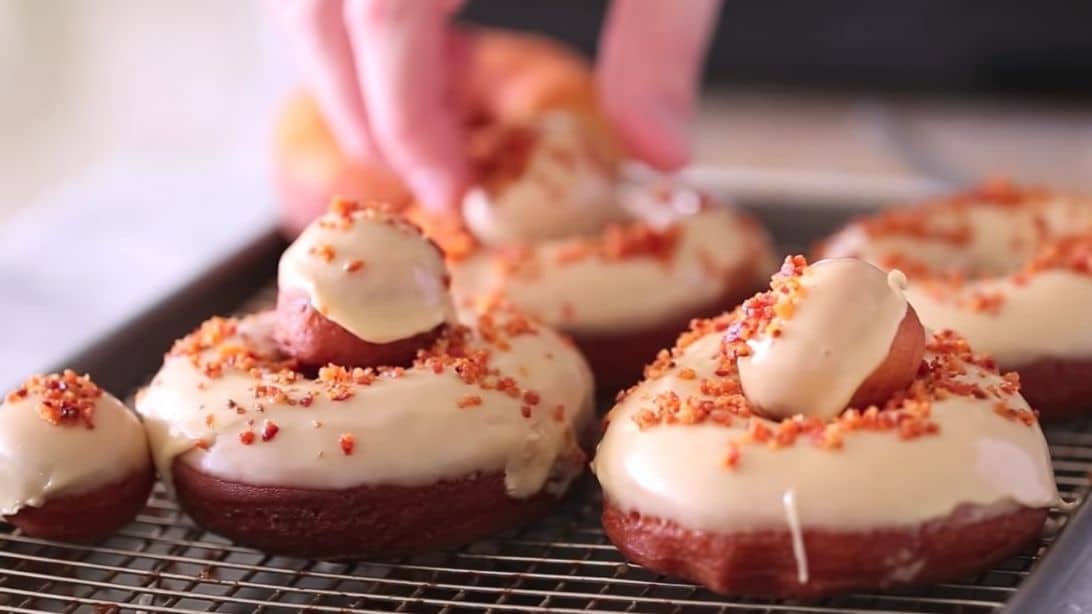 Easy Maple Bacon Donuts Recipe | DIY Joy Projects and Crafts Ideas