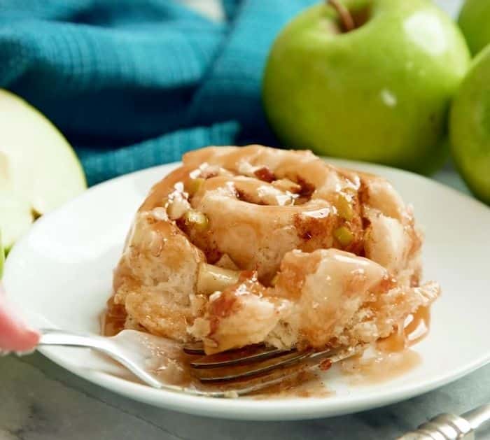 Easy Caramel Apple Cinnamon Rolls Recipe