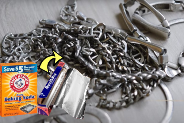 clean silver with aluminum foil and baking soda hack