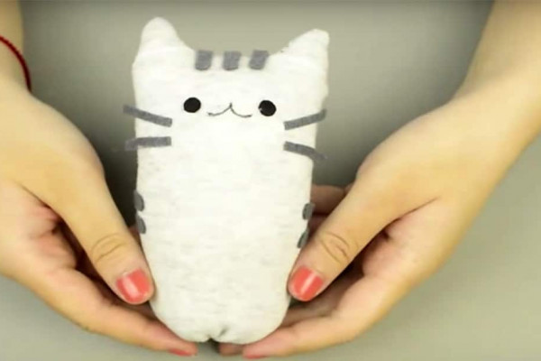 diy pusheen cat from socks