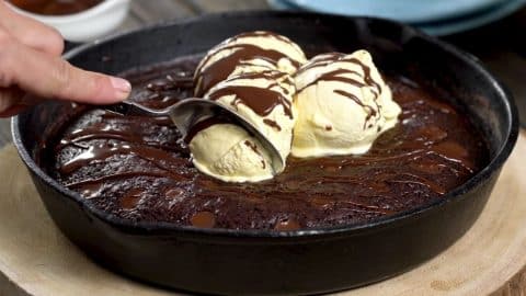 Easy Skillet Brownie Recipe | DIY Joy Projects and Crafts Ideas