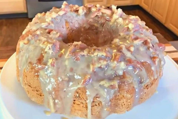 Easy To Make Delicious Pecan Praline Cake