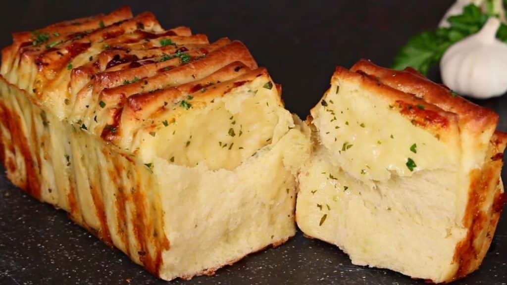 Easy To Make Pull-Apart Garlic Cheese Bread