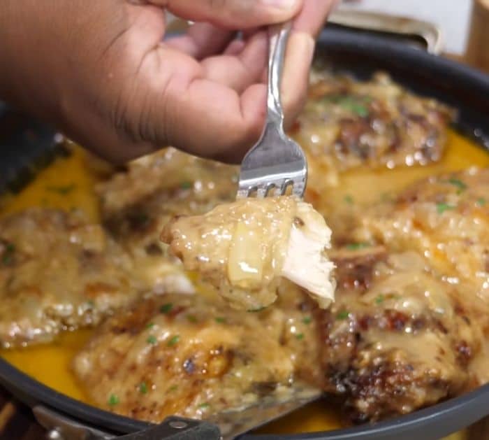 How To Make A Skillet Smothered Chicken And Gravy