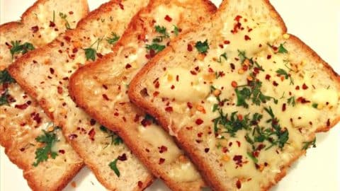 Quick & Easy 10-Minute Cheese Garlic Bread Recipe | DIY Joy Projects and Crafts Ideas