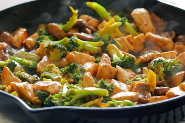 30-Minute Skillet Stir-Fried Chicken & Broccoli Recipe