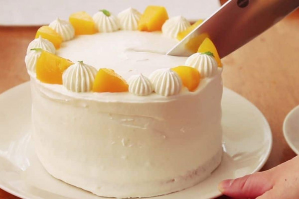 Easy 6-Ingredient Peach Cream Cake Recipe
