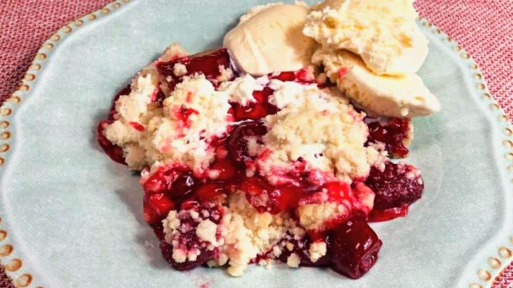4-Ingredient Strawberry Cheesecake Dump Cake Recipe