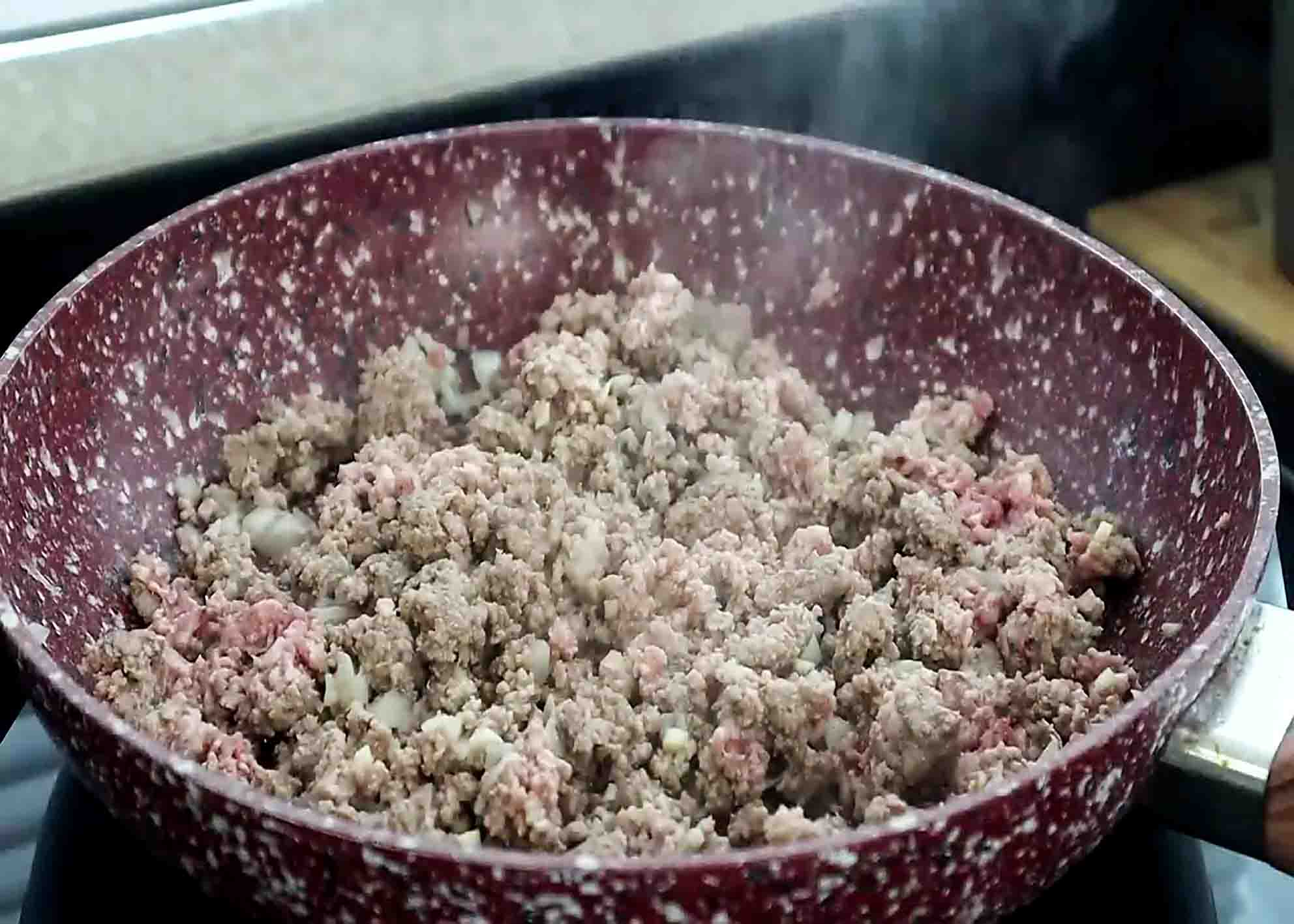 Cooking ground beef for one pot taco spaghetti